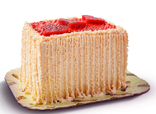 Bolo branco, recheios de Leite Moça® e mousse de cream cheese com geleia de goiabada, cobertura de mousse branca e goiabada em formato de corações.