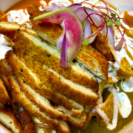 CHILAQUILES URBANOS CON MILANESA DE POLLO