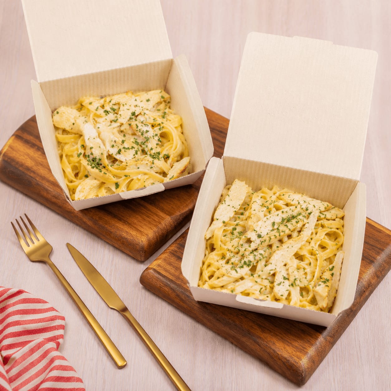 2 MEDIAS PORCIONES FETTUCCINE ALFREDO CON POLLO