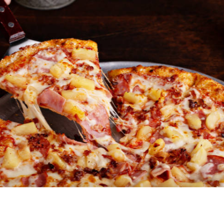 Pizza confeccionada com ingredientes selecionados, massa fresca da casa, molho artesanal, muito queijo mussarela com fatias generosas de calabresa e cebola