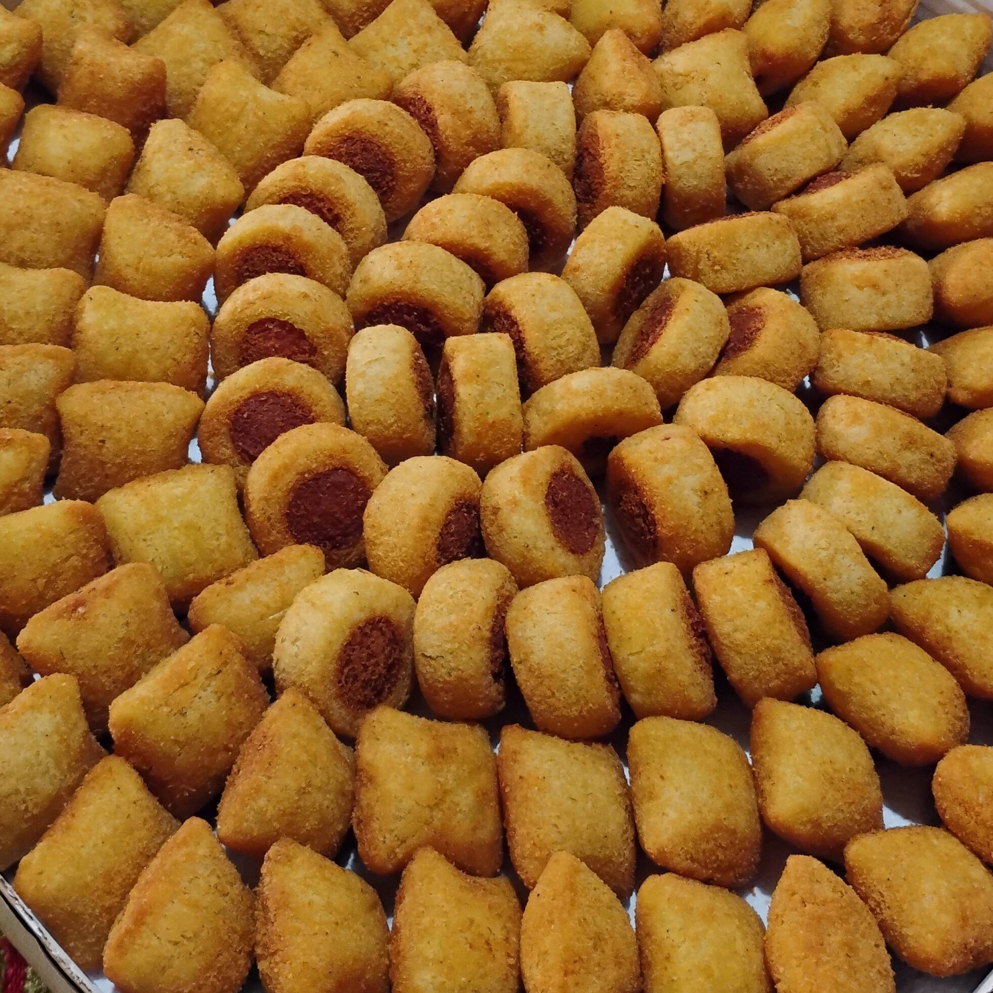 (á sua escolha) Deliciosos salgados fritos de 20g, cuidadosamente preparados para garantir um sabor autêntico e irresistível. Esta seleção de 60 unidades oferece uma variedade de sabores intensos, capazes de agradar até os paladares mais exigentes. Cada salgado é cuidadosamente frito até atingir a perfeição crocante, proporcionando uma experiência gastronômica inesquecível. Ideal para compartilhar com amigos e família ou para um lanche rápido durante o Dia. Desfrute dos nossos salgados fritos, a verdadeira expressão da cozinha brasileira!