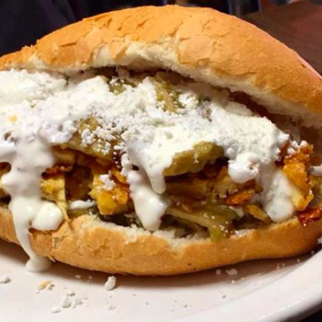 Torta de Chilaquiles con Pollo Deshebrado
