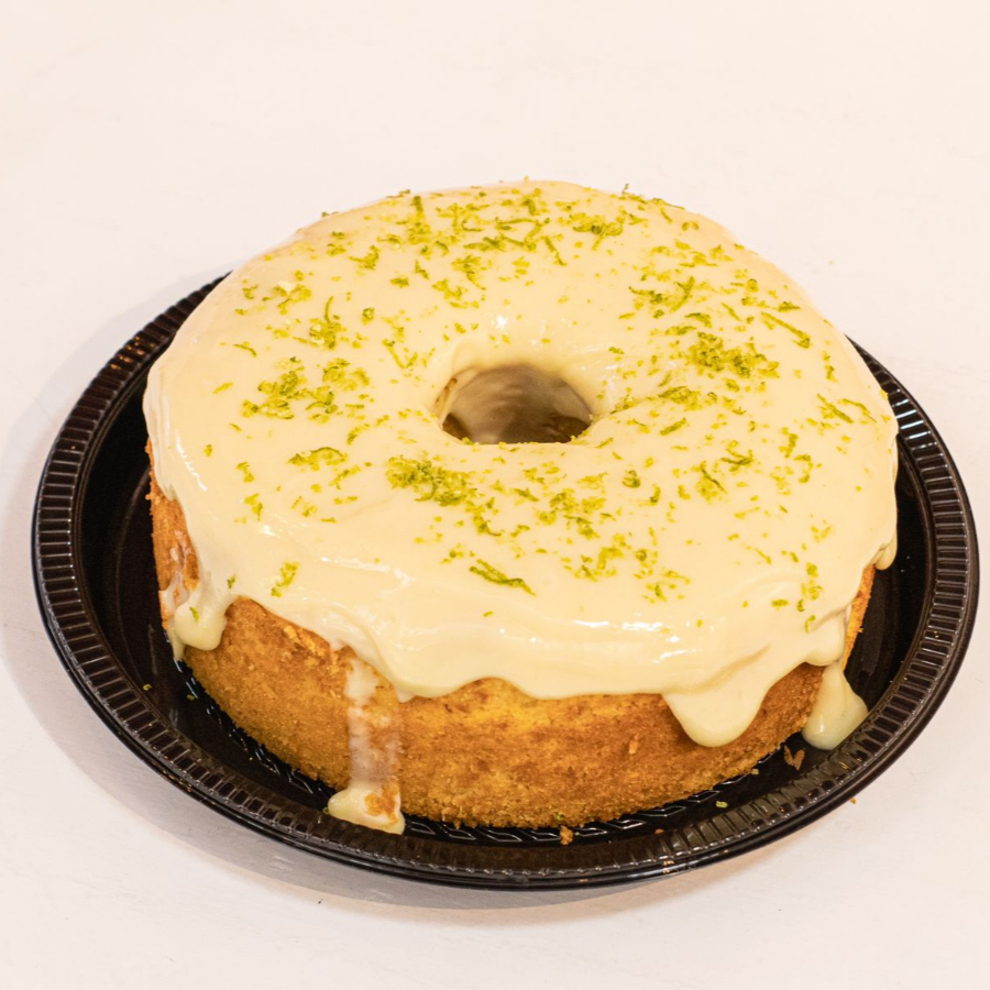 Deliciosa massa de limão, extremamente fofinha e úmida, com calda de limão.