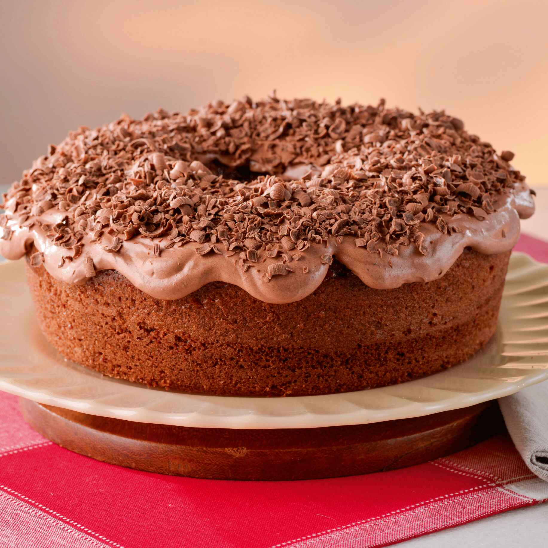 Bolo de chocolate tradicional caseiro da Vó. Feito com chocolate Nestlé com cobertura de mousse de chocolate Suflair e raspas de chocolate polvilhado.

Bolo pequeno serve até 8 fatias
Bolo grande serve até 16 fatias