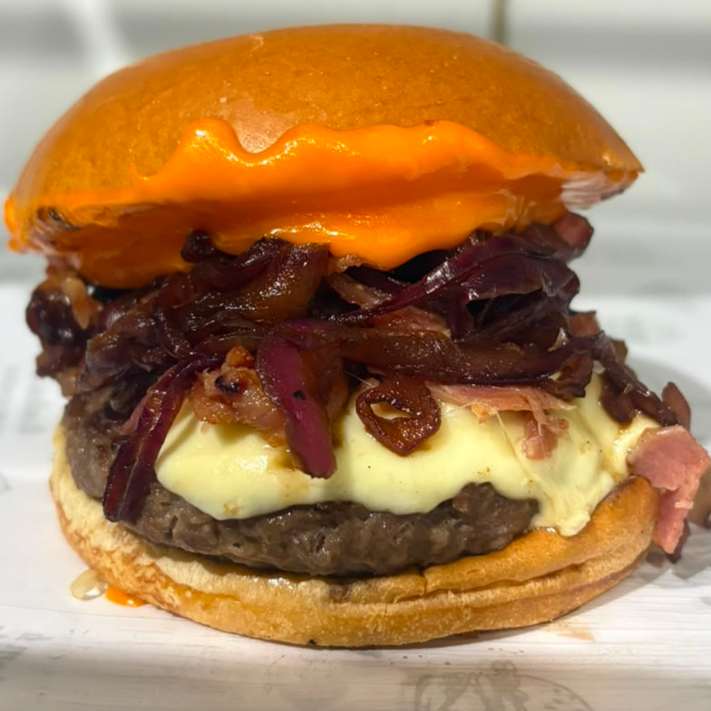 Hamburguer artesanal Bovino suculento, queijo mussarela, Bacon, Cheddar da casa, e cebola caramelizada artesanal !!!