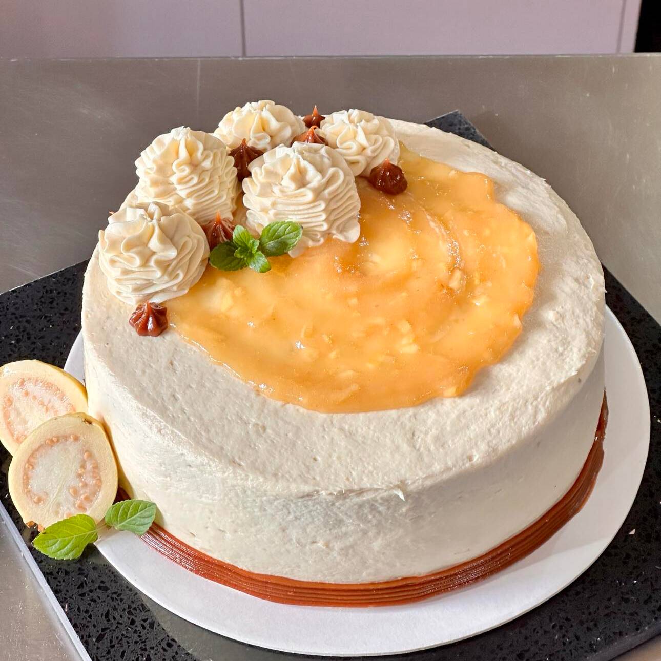 Pastel Almendra Guayaba Deluxe