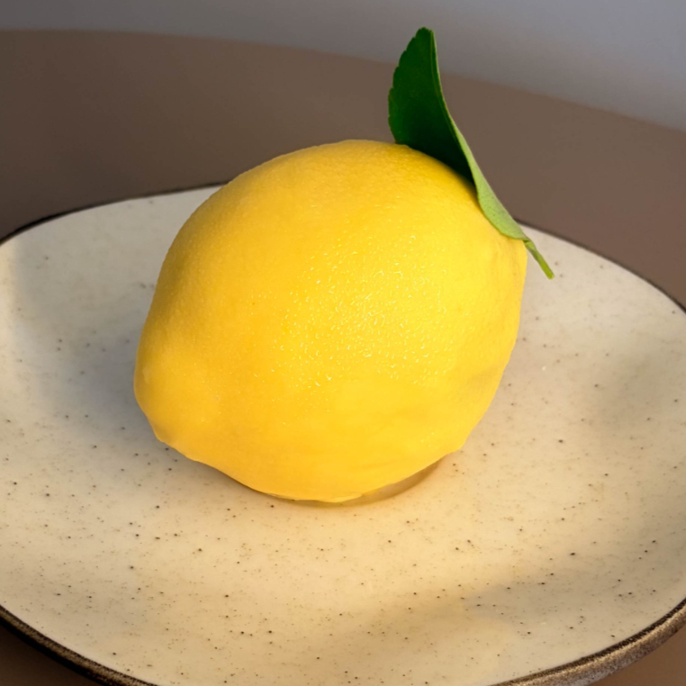 Um doce refrescante, gelado e cítrico com a aparência e sabor natural de limão siciliano, feito em 4 camadas. Entremets são doces feitos em diversas camadas, normalmente com aparências lindas e especiais. Ele é inicialmente crocante, que revela o interior macio da ganache e o recheio passa a escorrer. Recheio de cremoso de limão, coberto por ganache de limão siciliano e chocolate branco nobre, e com uma camada externa amarela e crocante, com um acabamento feito com pulverização de pó de ouro.