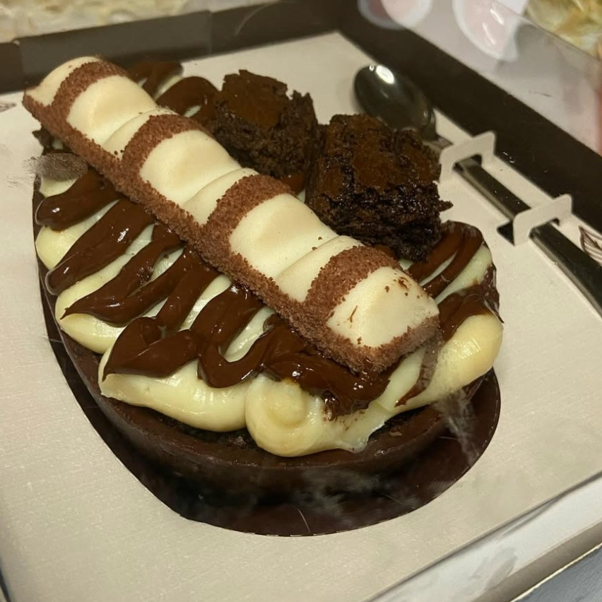 ovo recheado com ganache de ninho, camadas de brownie e muuuita Nutella