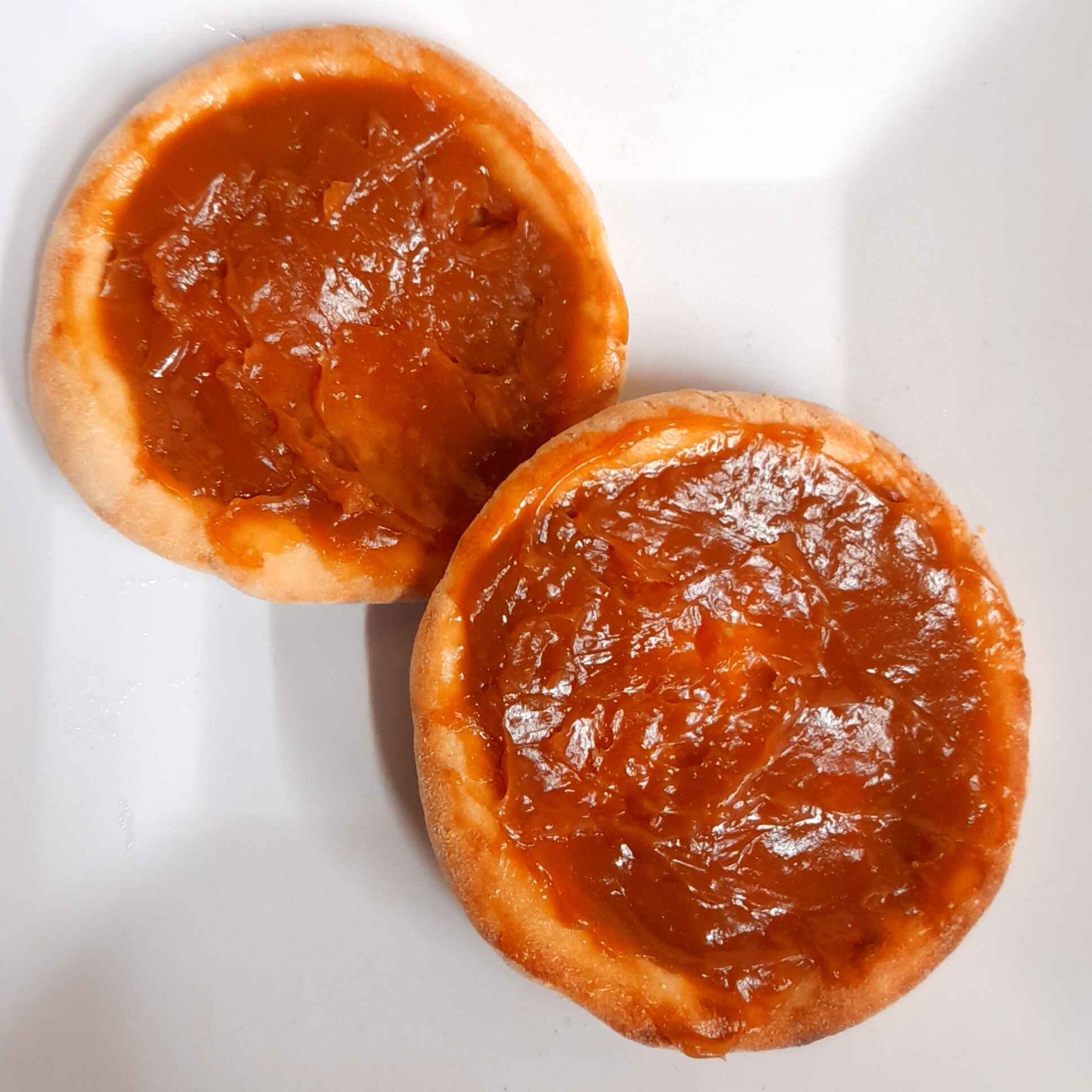 Massa douradinha com doce de leite cremoso servido em temperatura ambiente.