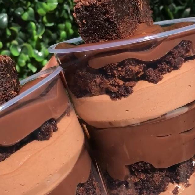 Brownie – Uma explosão de sabor em camadas irresistíveis! Feito com creme de chocolate 50% mousse de chocolate , pedaços generosos de brownie macio . Uma sobremesa que derrete na boca!