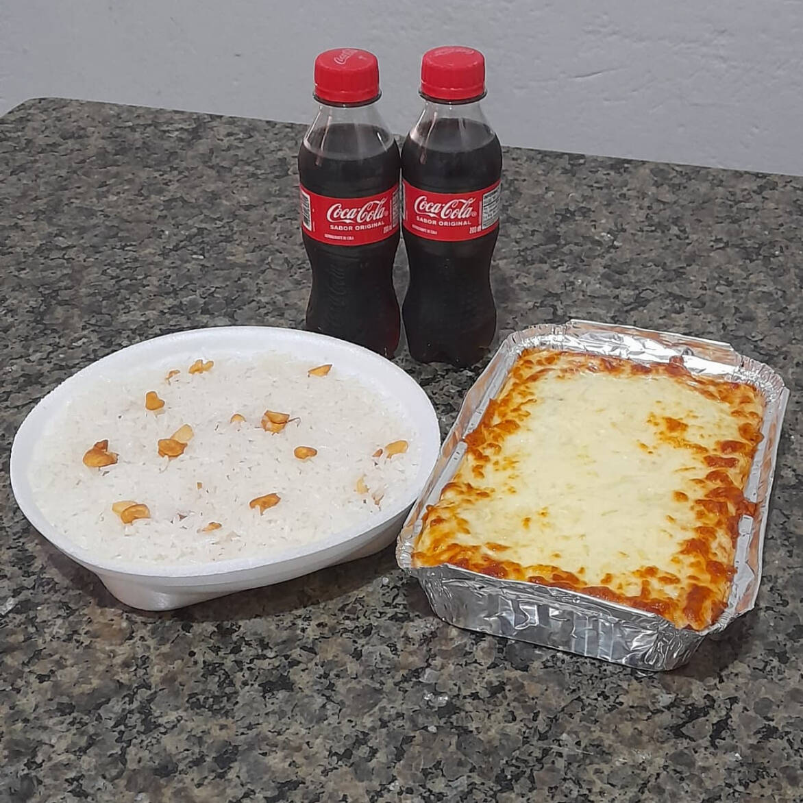Lasanha bolonhesa 600g + arroz + 2 refrigerantes 200ml