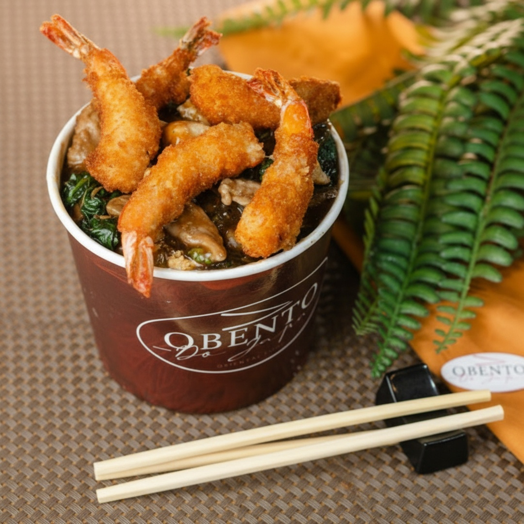 Yakissoba especial irresistível contém camarão empanado selecionados, legumes frescos como brócolis ninja, couve flor, cenoura e acelga; pequenos pedaços de carne bovina, frango, macarrão grelhado e molho especial a base de shoyu.