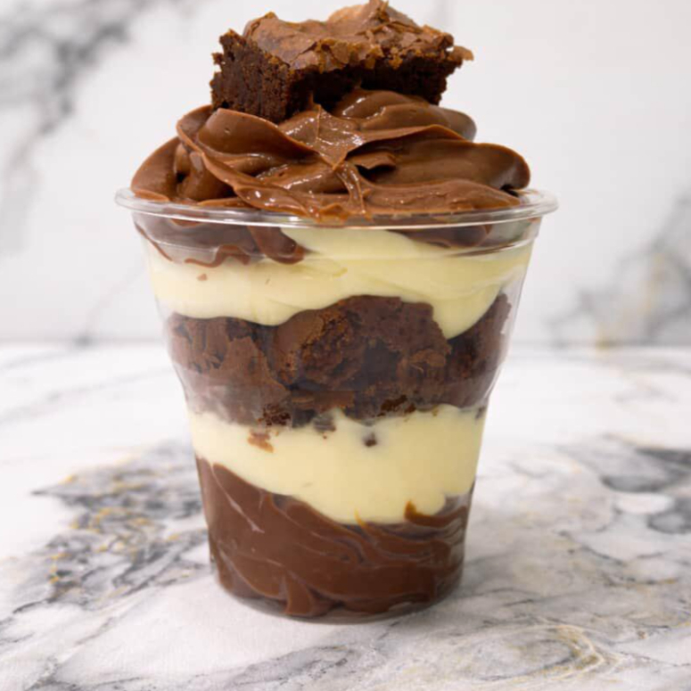 Brownie de chocolate meio amargo, brigadeiro de Ninho e brigadeiro