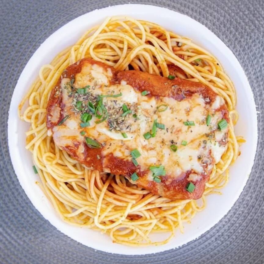 Marmita composta por: Macarrão espaguete ao molho pomodoro e parmegiana de frango.