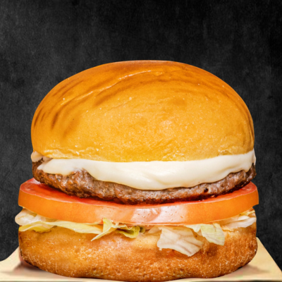 Hambúrguer Caseiro de 80g Com Catupiry Cremoso, Alface Fresca e Tomate Suculento No Pão Macio Para Um Sabor Leve e Delicioso Que Encanta a Cada Mordida!