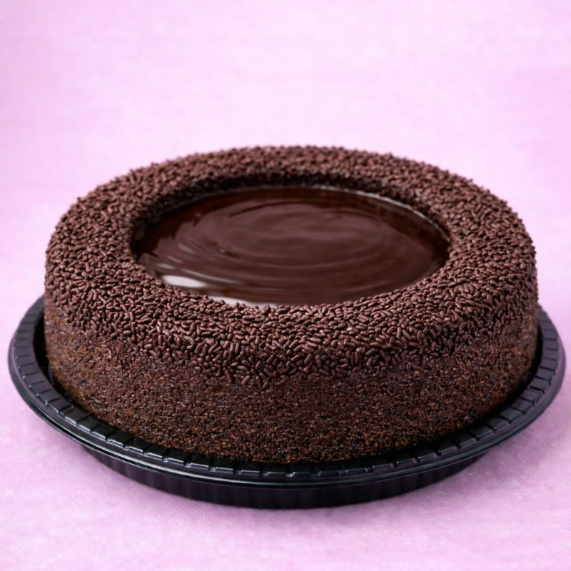 Bolo super macio de chocolate com uma piscina generosa de creme de chocolate bem cremoso no centro, finalizado com granulado por toda a borda. Um bolo intenso, molhadinho e perfeito para os amantes de chocolate. Cada pedaço é uma explosão de sabor! R$ 65,00