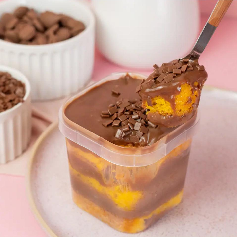 Bolo no pote feito com massa de bolo de cenoura fofinho e macio, recheado em camadas com nosso delicioso creme de Brigadeiro 50% cacau