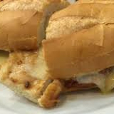 Filé de frango com queijo prato no pão francês feito na chapa.