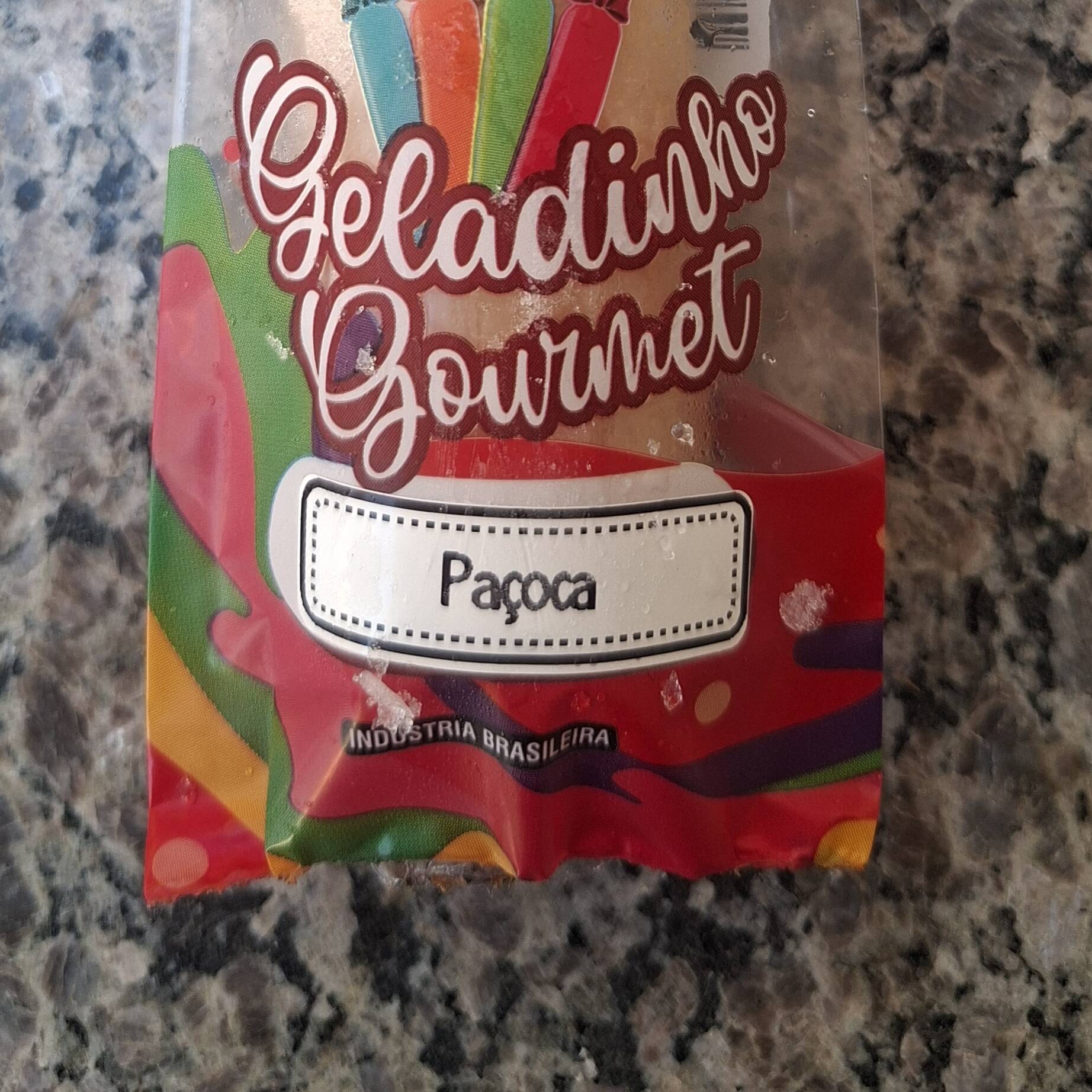 O geladinho gourmet de paçoca é uma sobremesa refrescante e cremosa, que transforma o sabor clássico e amado do amendoim em uma versão gelada e sofisticada.