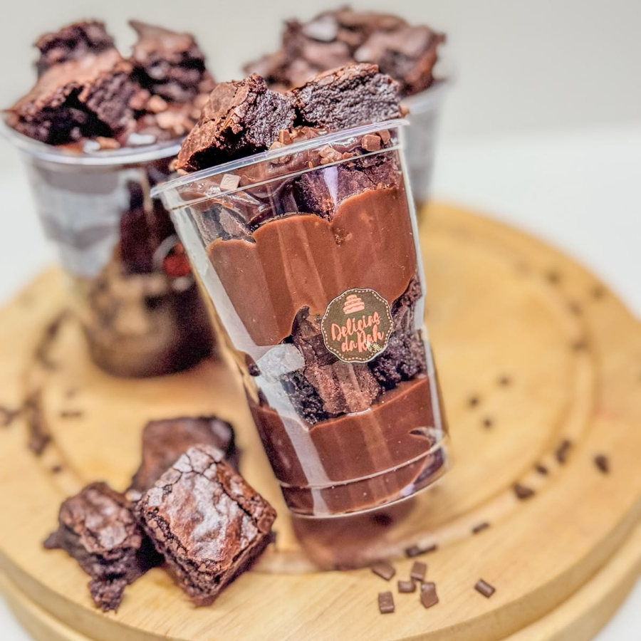 Copo delicioso Com camadas do nosso brownie e brigadeiro ao leite intercalado ! è surreal 200ML de pura gostosura.