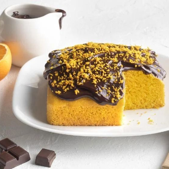 Deliciosa fatia de bolo de Cenoura com cobertura cremosa de Chocolate. Peça agora e experimente! Serve 1 pessoa. Aproximadamente 150 g.