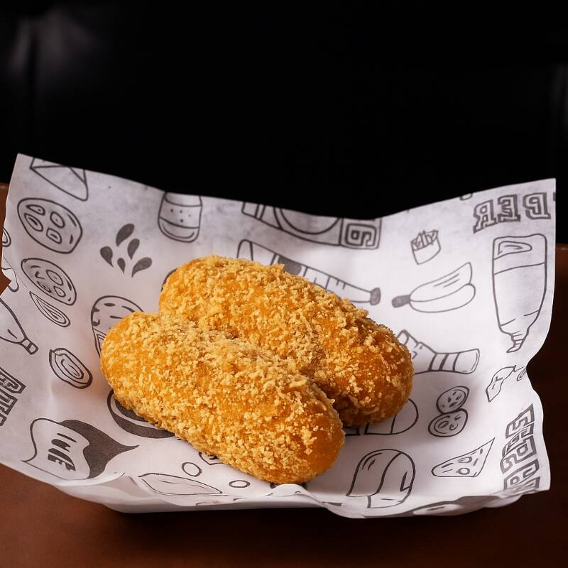 Croquta feita com leitao assado, purê de aipim e recheada com calabresa cremosa.