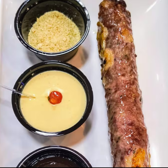 Espeto envolvido com um delicioso blend de carne bovina e lombo suíno moídas, com bastante queijo, temperada no estilo árabe.