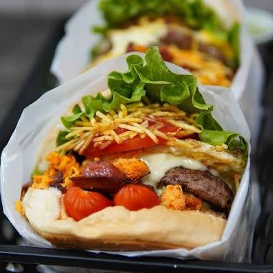 Hamburguer suculento, mussarela deretida, bacon torradinho, presunto, ovo caprichado, salsicha, alface, tomate, milho, batata palha e um pao fresquinho, uma experiencia nova a cada mordida.
