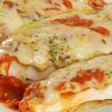 Um delicioso frango a parmegiana com arroz branco, feijão tropeiro, batata frita e vinagrete.