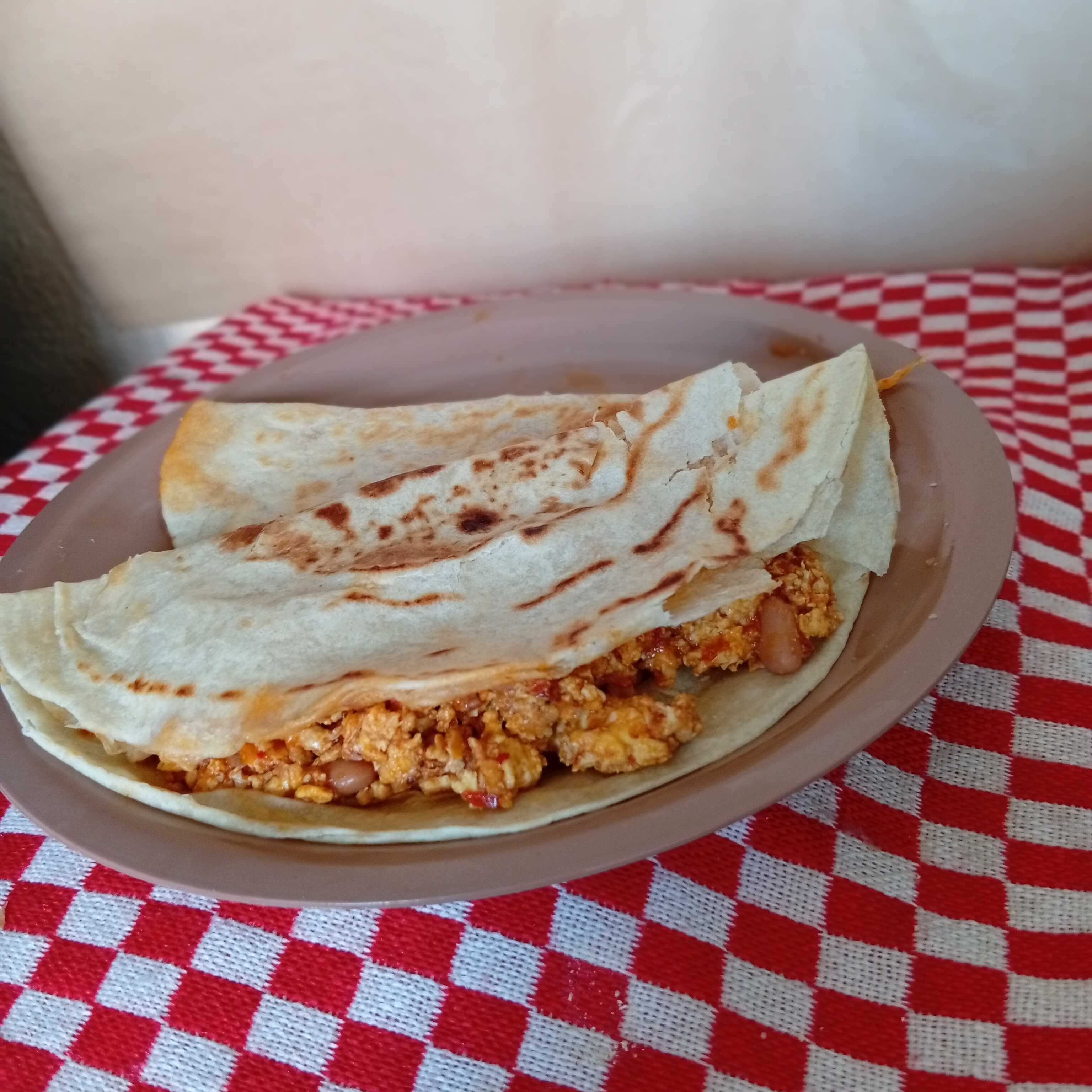 Taco de Huevo Rojo con Frijoles