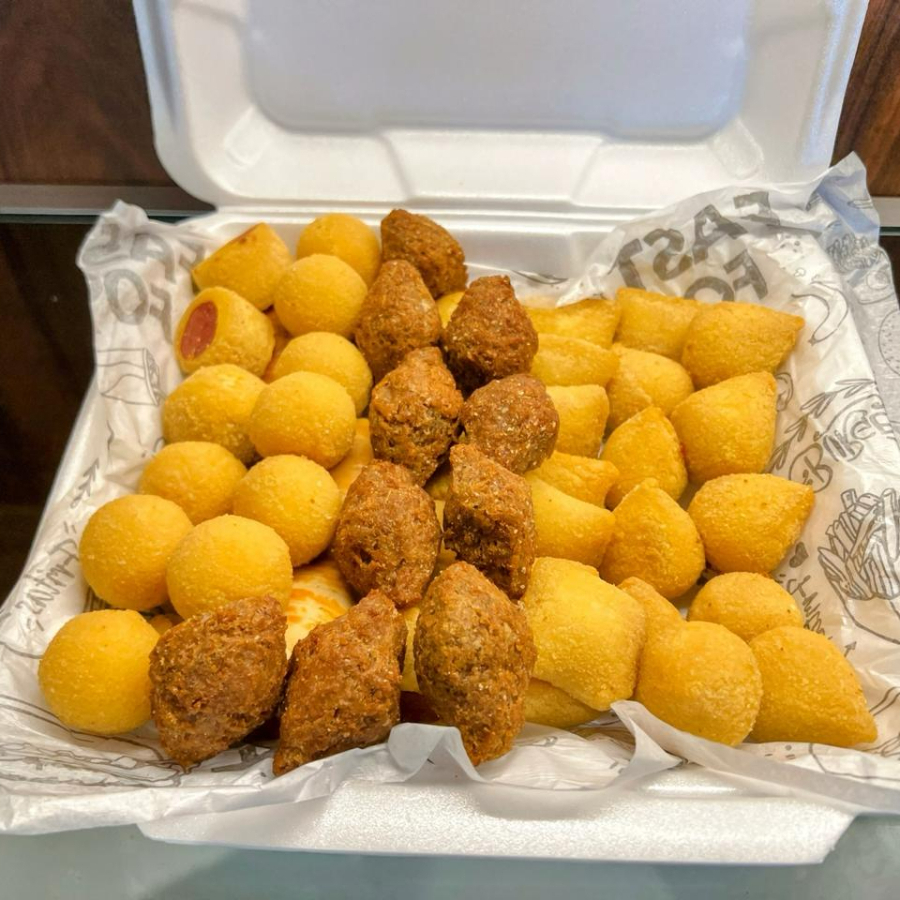 50und de Salgadinhos - Fritos e Assados. Escolha até 05 sabores e monte seu Mix da forma que preferir. Exemplo: se vc pedir 1 coxinha é equivalente a 10 unidades, se vc quiser 20 und do mesmo sabor é só clicar 2, isso servir para os demais sabores. Ou se preferir que agente mande variados é clicar na opção mandar variados..