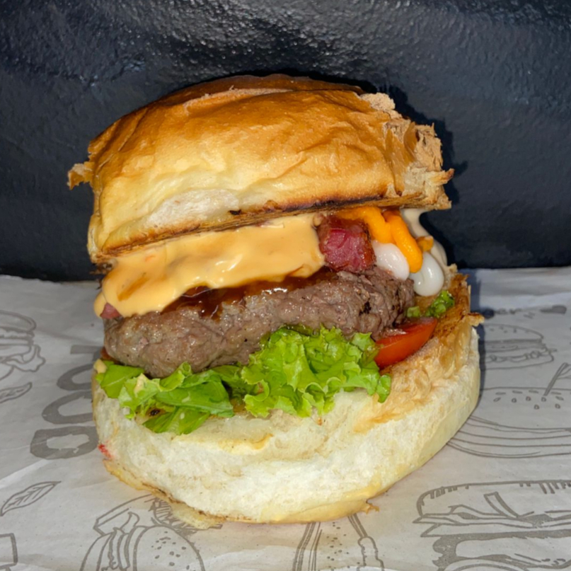 PAO CARNE 100g + BACON QUEIJO CHEDAR REQUEIJÃO CREMOSO MOLHO BARBECUE SALADA.
