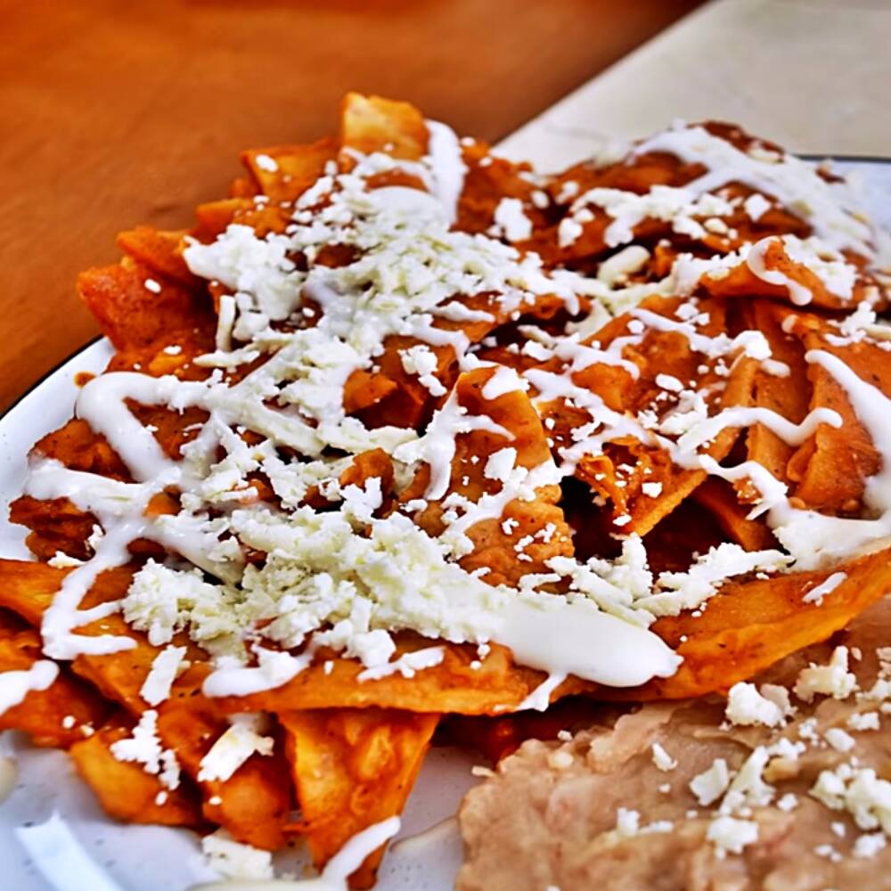Plato de chilaquiles con pollo.