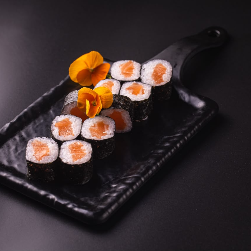 5 peças - Hossomaki salmão: o clássico da culinária japonesa preparado com arroz japonês e alga nori, recheado com salmão fresco de sabor marcante. Uma opção leve, tradicional e irresistível para os amantes de sushi! 🍣✨