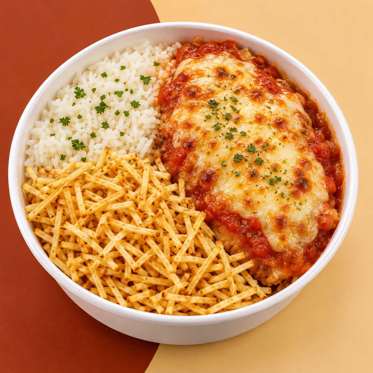 Filé de frango à milanesa crocante, coberto com molho de tomate e queijo derretido gratinado 🤤 Acompanha arroz branco soltinho e batata Palha. Sem Feijão.