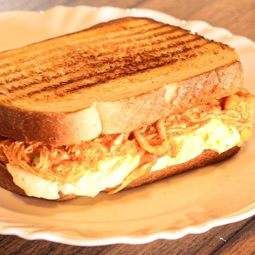 Delicioso sanduíche no pão de forma, recheado com frango desfiado, temperado e 3 fatias de mussarela, feito no tostex.