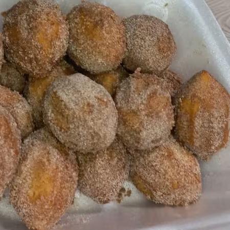 Deliciosos mini churros de 20g cada, feitos com todo carinho e crocância. Experimente nossos sabores irresistíveis de doce de leite chocolate e Goiabada, perfeitos para adoçar seu Dia. Uma opção de sobremesa que vai te surpreender com seu sabor único. Peça já os nossos 25 Mini Churros e deixe-se levar por essa explosão de prazer!