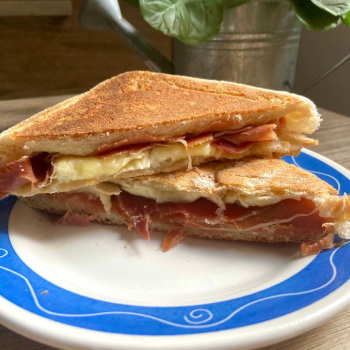 Sándwich Serrano y Queso