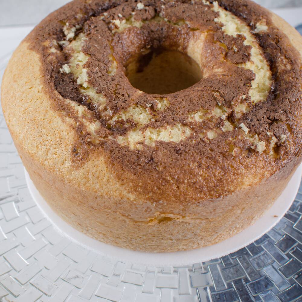 Uma deliciosa combinação da leveza da massa branca com a massa de chocolate. Uma verdadeira explosão de sabor em cada pedaço! Ideal para qualquer ocasião. Experimente e apaixone-se!