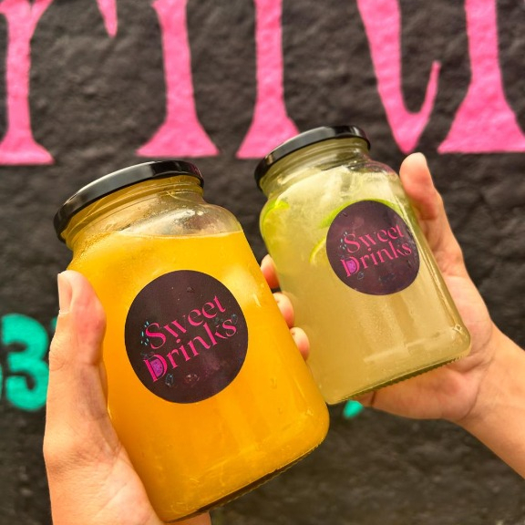 Dupla: caipirinha de limão e caipirinha de abacaxi com manga, ambas feitas com cachaça, copo de vidro de 600ml.