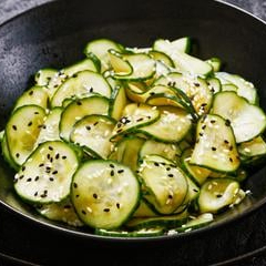 Porção individual de sunomono (150g). Pepino fininho temperado, docinho e refrescante, perfeito pra acompanhar seu pedido.