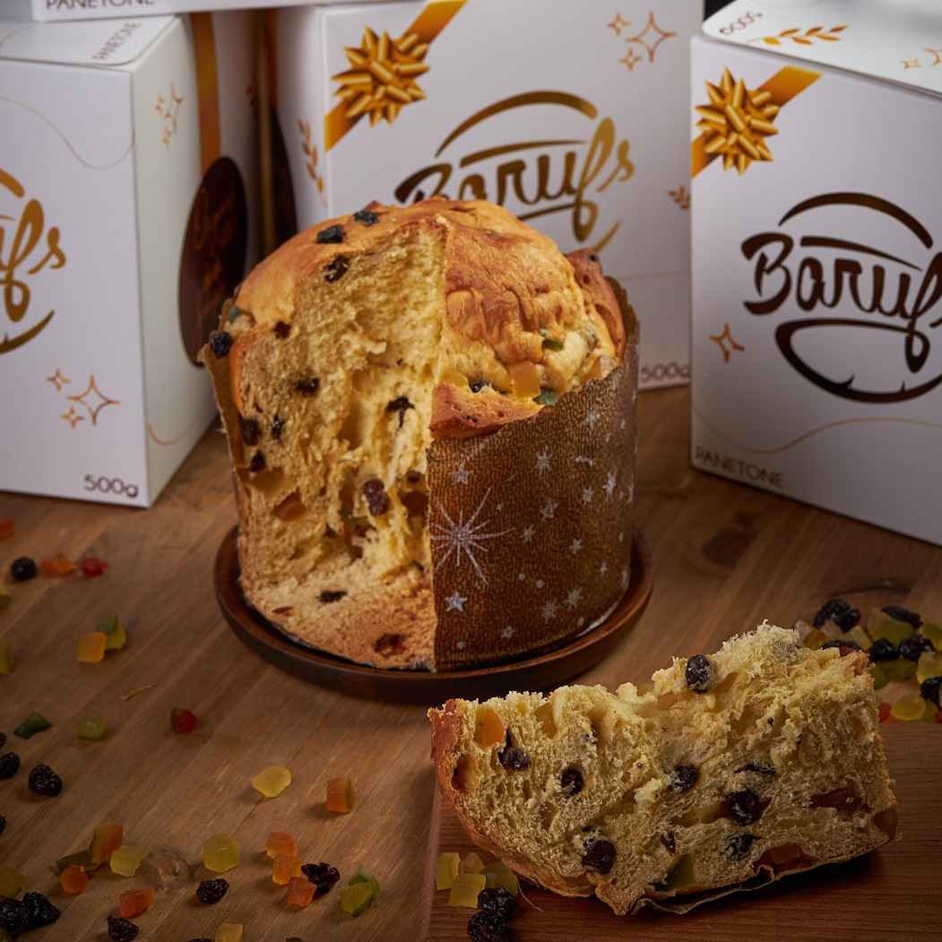 Descubra o encanto do nosso Panetone artesanal, uma delícia exclusiva de fabricação própria. Este clássico natalino é cuidadosamente elaborado com ingredientes selecionados, oferecendo uma combinação irresistível de texturas e sabores. Repleto de suculentas frutas cristalizadas, nosso Panetone promete encantar o seu paladar com sua generosidade e sutileza. Deguste cada pedaço deste maravilhoso pão doce e celebre a temporada festiva com alegria e doçura. Uma verdadeira obra-prima da categoria Panetone e Chocotone, aguardando para ser apreciada por você.
