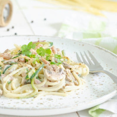 O 'spaghetti ao molho branco com peito de frango desfiado' é uma autêntica delícia da categoria .Esta obra-prima da culinária traz um peito de frango cuidadosamente desfiado, conferindo suculência inigualável ao prato. A cebola e o alho são habilmente salteados, exalando um aroma singularmente sedutor. O creme de leite proporciona um toque cremoso, enquanto o amido de milho garante a consistência perfeita ao molho. A finalização se dá com o queijo parmesão ralado, que aporta o equilíbrio perfeito de sabor salgado, e a noz-moscada, que adiciona um intrigante toque de especiarias. Uma experiência gastronômica verdadeiramente irresistível aguarda por você!