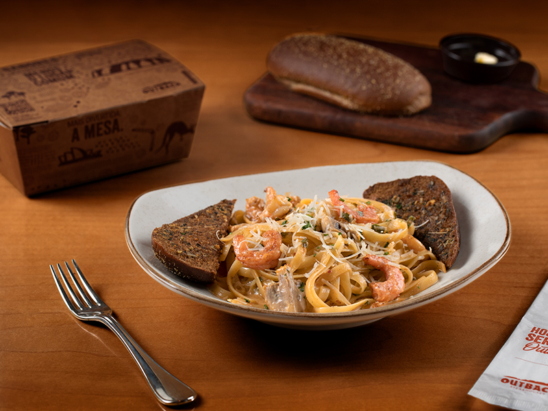 Uma mistura caprichada de camarões e champignons, temperada com ervas finas e servida com fettuccine refogado ao molho alfredo. Escolha entre o tempero suave ou intenso.