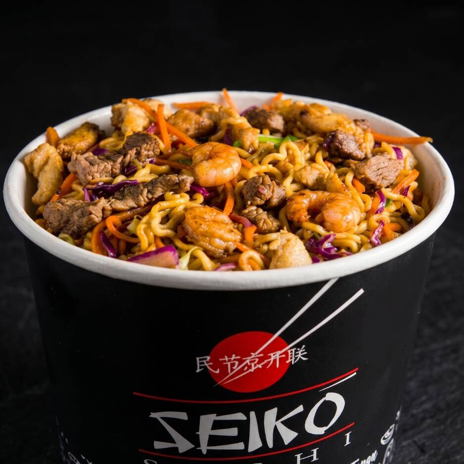 Combinação especial do nosso macarrão com frango, carne, camarão e legumes