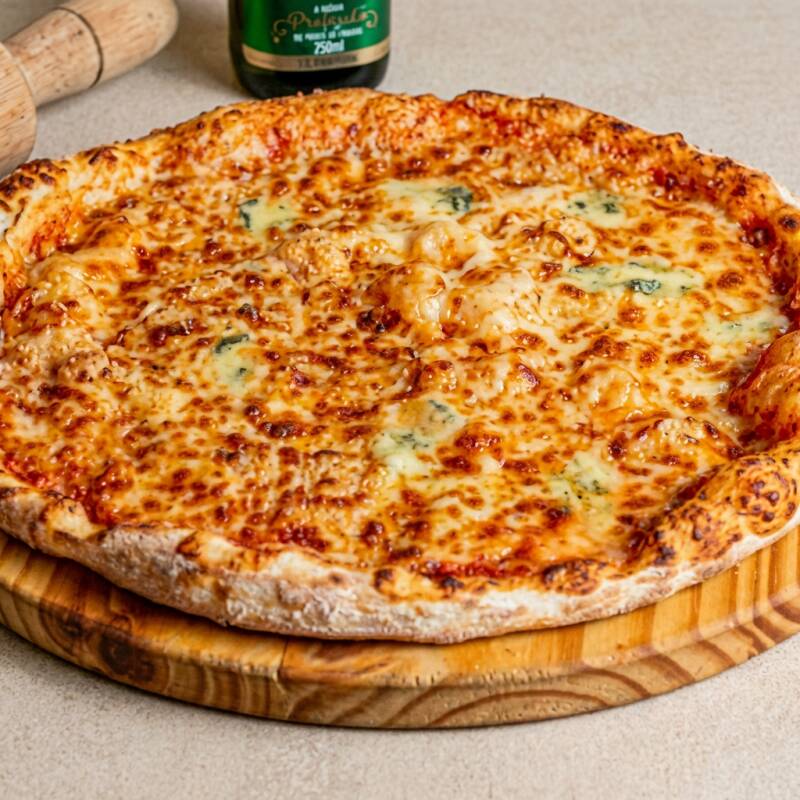 Apresentamos a nossa surpreendente 'Pizza de 5 Queijos', um verdadeiro deleite na nossa categoria 'Novas Pizzas Salgadas'. Esta maravilha é cuidadosamente preparada com uma massa artesanal, crocante por fora e deliciosamente macia por dentro, coberta com um molho de tomate caseiro, rico e perfumado. A generosa camada de cinco queijos de alta qualidade derrete-se perfeitamente, criando um equilíbri