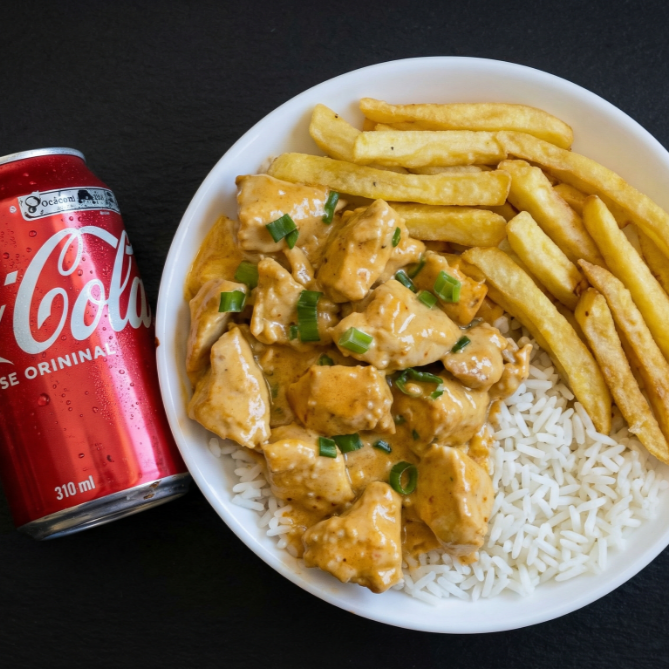 Filé de frango, molho estrogonofe, arroz branco, batata fritas, e Coca-Cola lata.