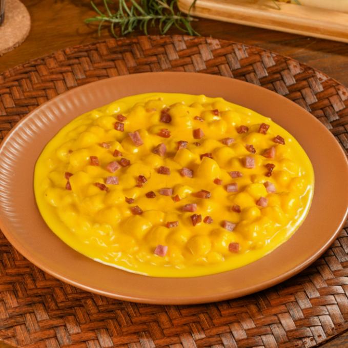 01 pote Médio de Nhoque de batata com molho cheddar e bacon crocante. Acompanha 01 Coca-Cola 350ml.