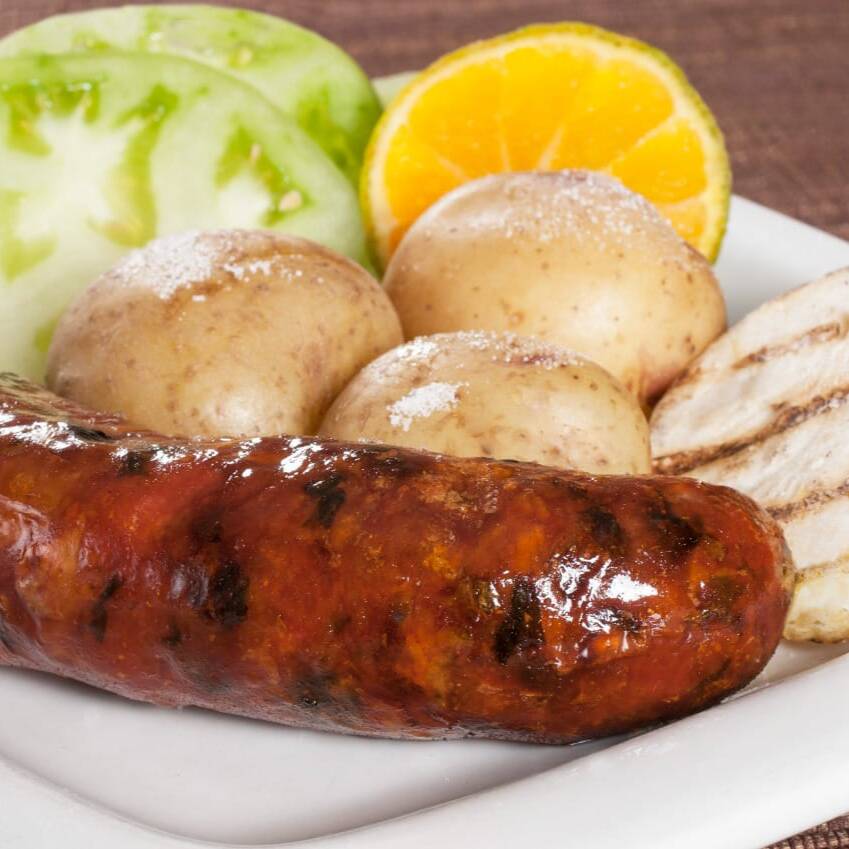 Chorizo de Cerdo con Arepa y Papa Salada