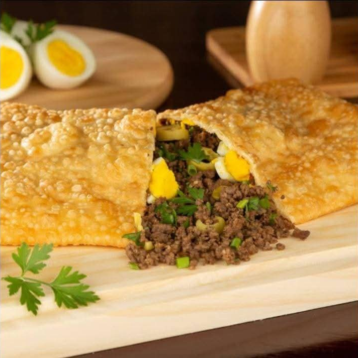 massa crocante sequinha, 20cm, recheada com carne moída temperada, queijo tipo mussarela, ovo cozido pedaços, azeitona.